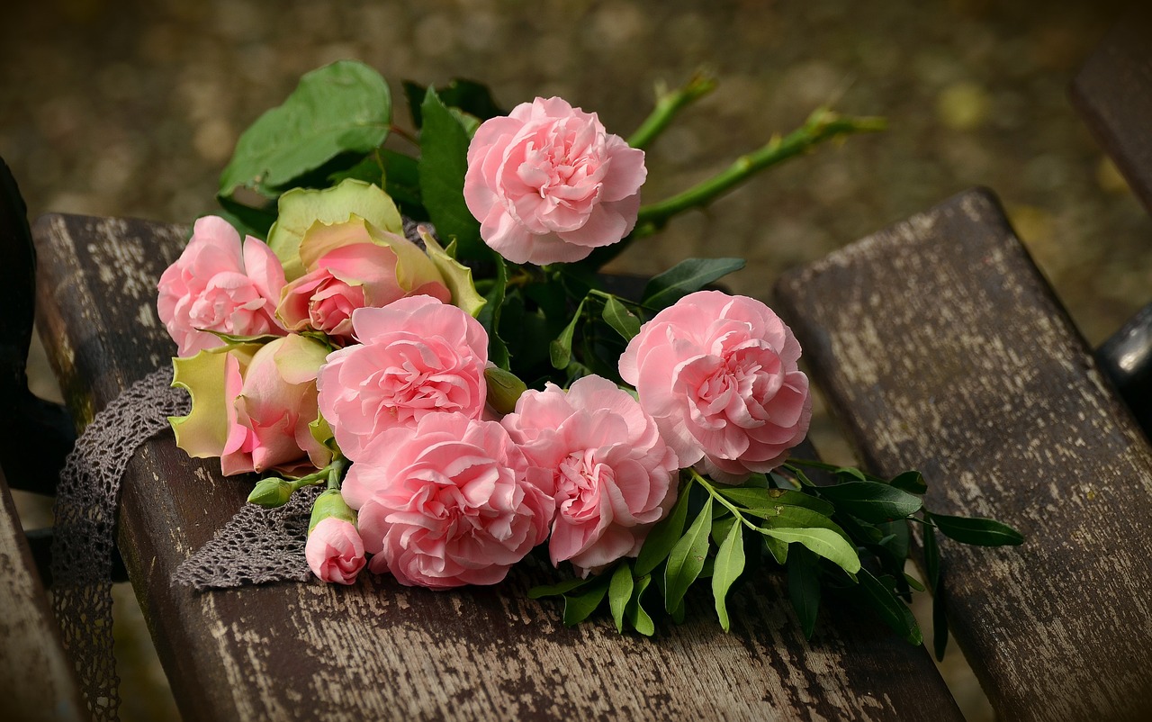 Los beneficios de bañarse con pétalos de rosas